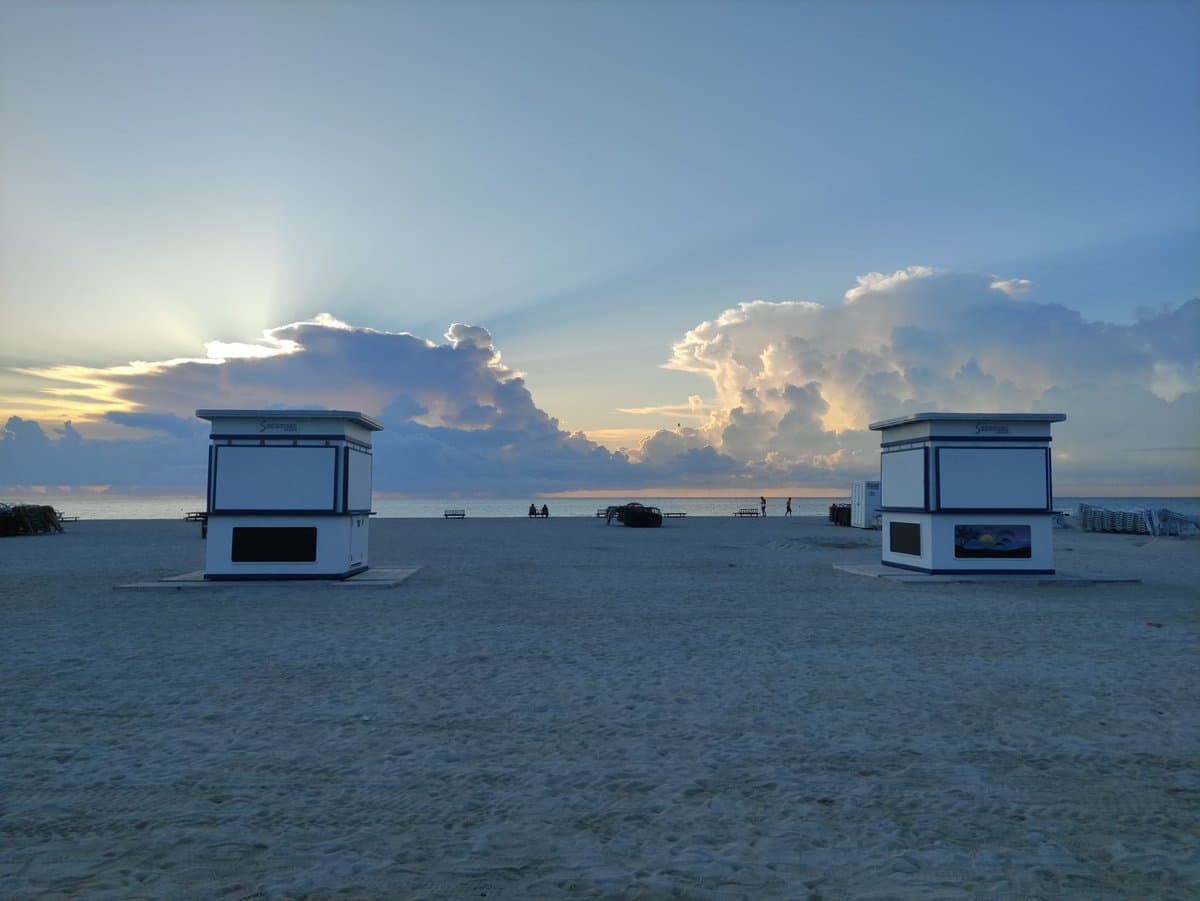 Done with the Sunrise Yoga and heading off to the @nrwl_io booth 
@ReactMiamiConf ! https://t.co/6Zy1GIJ9bR