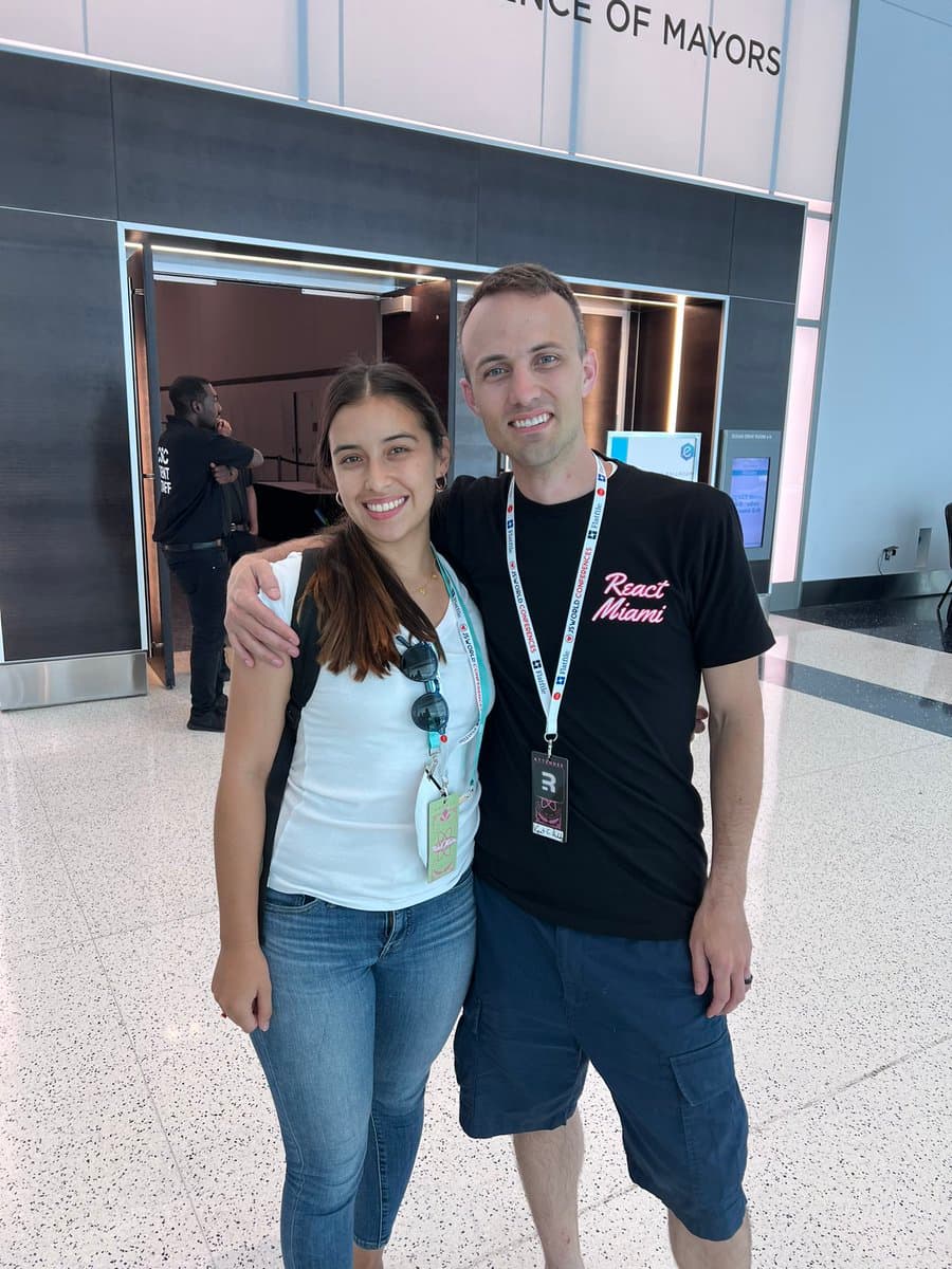 I used to watch @kentcdodds’s videos on YouTube when I was in college &amp; I can’t believe I got to speak on the same stage as him 😫

Thank you @ReactMiamiConf 💕🌴 https://t.co/2ys8chS76T